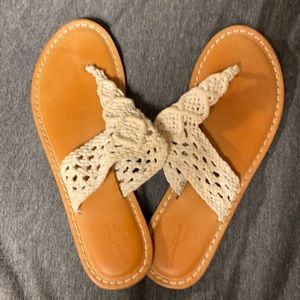 Universal Thread flip flops size 9